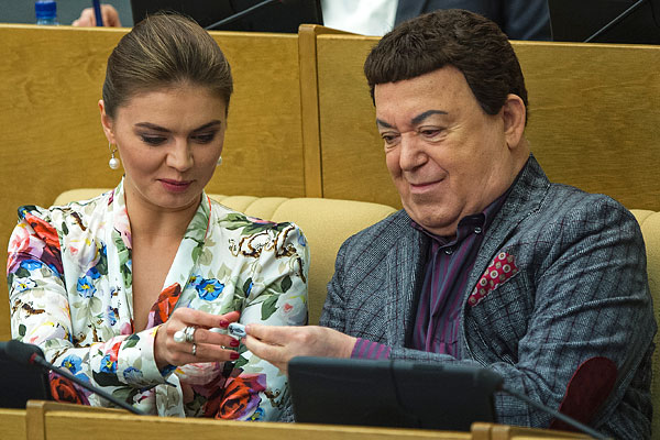 Алина Кабаева и Иосиф Кобзон во время рассмотрения в первом чтении изменений в закон "О федеральном бюджете на 2013 год и на плановый период 2014 и 2015 годов".
