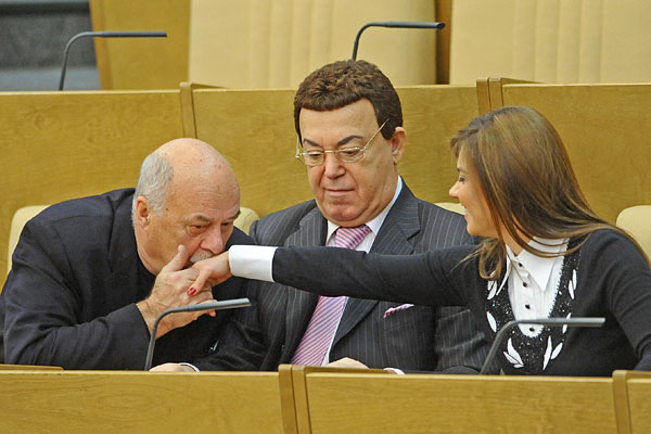 Станислав Говорухин, Иосиф Кобзон и Алина Кабаева (слева направо) на пленарном заседании.