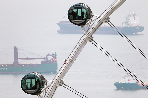 Ален Робер взбирается на одно самых высоких колес обозрения в мире Singapore Flyer в рамках спортивного мероприятия "Сингапурские игры смелости 2010".