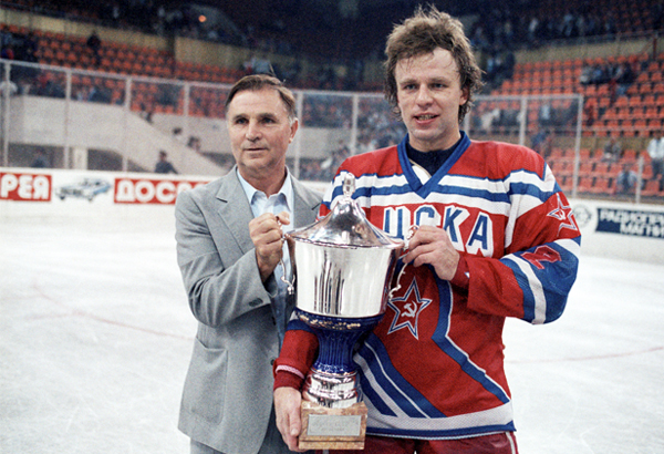 Виктор Тихонов (слева) и капитан сборной СССР Вячеслав Фетисов с Кубком СССР по хоккею 1989 года.