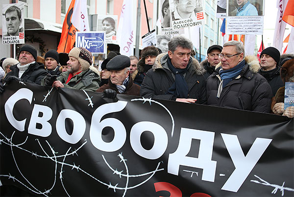 2014 год. Лидер Российского народно-демократического союза (РНДС), сопредседатель ПАРНАСа Михаил Касьянов и сопредседатель партии РПР-ПАРНАС Борис Немцов (справа налево) во время шествия оппозиции в поддержку "узников Болотной площади".