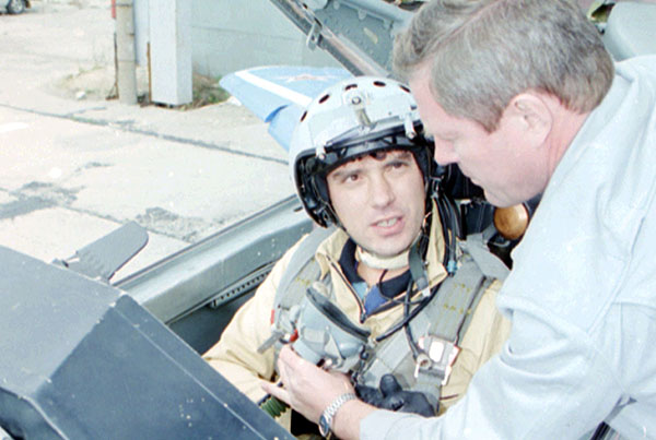 В сентябре 1996 года нижегородский губернатор Борис Немцов совершил 35-минутный полет на сверхзвуковом истребителе МиГ-29 местного авиационного завода "Сокол". Немцов был вторым пилотом, а управлял реактивным самолетом один из лучших заводских летчиков-испытателей Владимир Рахманов.