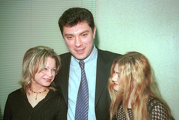 1999 год. У Бориса Немцова появился клуб собственных фанатов. Примерно десяток нижегородских студенток, как оказалось, дружно "фанатеют" по экс-губернатору Нижегородской области, и еще несколько десятков своих сторонников они обнаружили в других городах России. На снимке: Борис Немцов с двумя фанатками - Леной Щетининой и Наташей Сивовой.