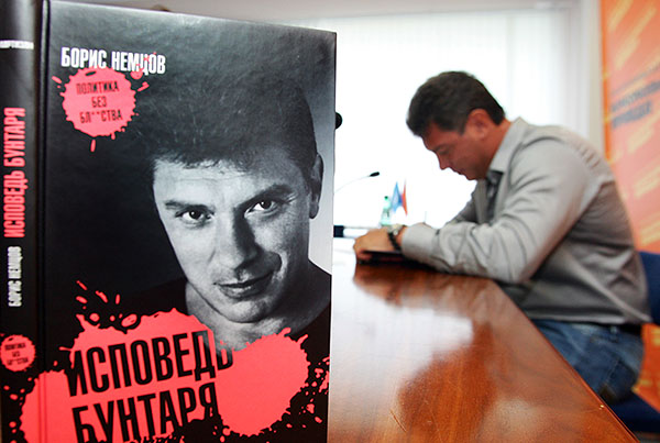 2007 год. Борис Немцов во время презентации своей книги "Исповедь бунтаря" в ИД "Комсомольская правда".