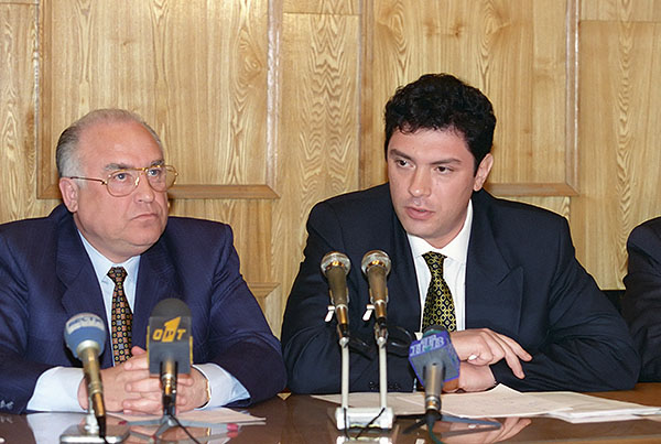 1997 год. Официальное представление первого вице-премьера правительства Бориса Немцова (справа) в качестве министра топлива и энергетики. Его провел председатель правительства Виктор Черномырдин.