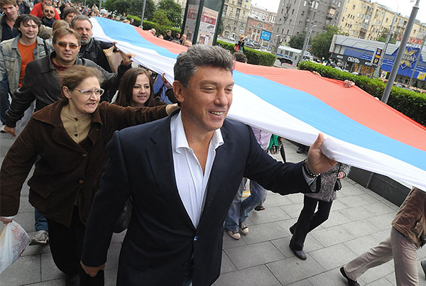 2009 год. Политик Борис Немцов (на первом плане) на митинге движения "Солидарность", посвященном событиям августа 1991 года и приуроченном ко Дню российского флага.