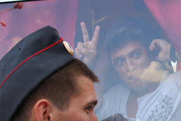 2010 год. Задержание лидера движения "Солидарность" Бориса Немцова (справа) на несанкционированной акции оппозиции в защиту 31-й статьи Конституции РФ на Триумфальной площади.