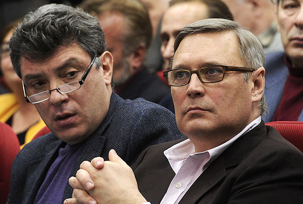 2011 год. Сопредседатель движения "Солидарность" Борис Немцов и лидер Российского народно-демократического союза (РНДС) Михаил Касьянов (слева направо) на собрании по созданию московского регионального отделения Партии народной свободы в гостинице "Измайловская".