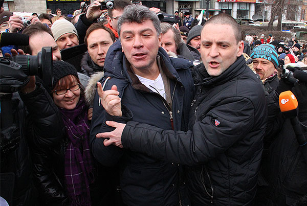 2012 год. Сопредседатель движения "Солидарность" Борис Немцов и координатор движения "Левый фронт" Сергей Удальцов (слева направо) во время акции в защиту политзаключенных на Пушкинской площади.
