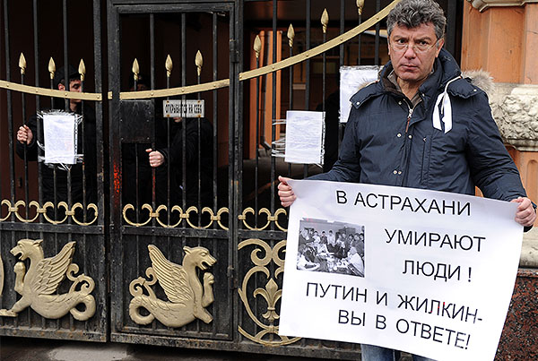 2012 год. Борис Немцов во время митинга против фальсификации выборов мэра Астрахани, у здания представительства администрации Астраханской области.