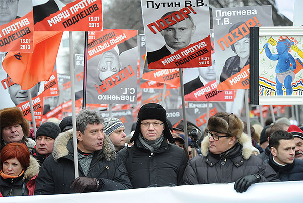 2013 год. Сопредседатели правой партии РПР-ПАРНАС Борис Немцов, Владимир Рыжков, Михаил Касьянов и член бюро движения "Солидарность" Илья Яшин (слева направо на первом плане) во время шествия оппозиции "Марш против подлецов" на Бульварном кольце.