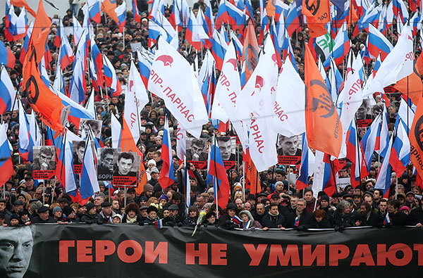 Во время движения участники шествия скандируют различные лозунги, в том числе "Не забудем, не простим", "Герои не умирают", "Эти пули в каждого из нас".
По всему маршруту шествия дежурят сотрудники полиции, обстановку с воздуха контролирует вертолет, в акватории Москвы-реки дежурят три катера полиции и МЧС.