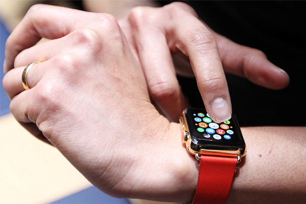 Начало продаж Apple Watch назначено на 24 апреля. Часы можно будет купить в США, Австралии, Канаде, Китае, Франции, Германии, Гонконге, Японии и Великобритании. Точной даты выхода в России пока нет, однако Apple обещает начать продажи в 2015 году.