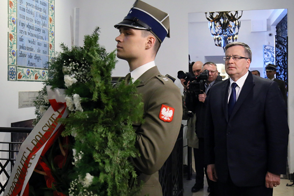 Президент Польши Бронислав Комаровский возлагает венок к мемориальной доске с именами погибших под Смоленском