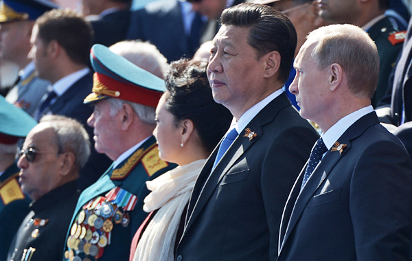 Президент России Владимир Путин и председатель Китайской Народной Республики Си Цзиньпин с супругой Пэн Лиюань (справа налево) во время военного парада