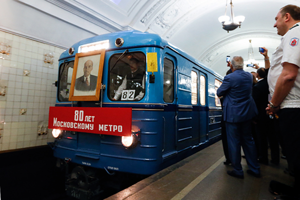 Начальник Московского метрополитена Дмитрий Пегов (справа) во время запуска "парада поездов"