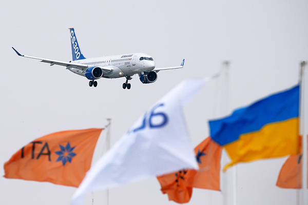 Самолет Bombardier CS300 на авиасалоне в Ле Бурже