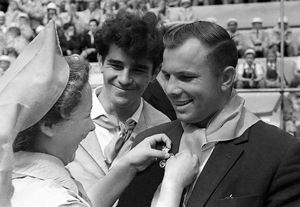 1961 год, Крым. Советские космонавты Юрий Гагарин и Герман Титов посетили Всесоюзную пионерскую здравницу "Артек". На снимке: Юрий Гагарин - почетный пионер "Артека".