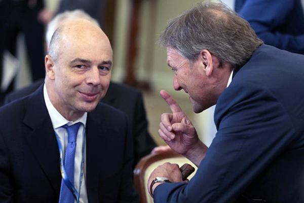 Министр финансов РФ Антон Силуанов и уполномоченный при президенте РФ по защите прав предпринимателей Борис Титов (слева направо) на встрече президента РФ Владимира Путина с руководителями российских промышленных компаний