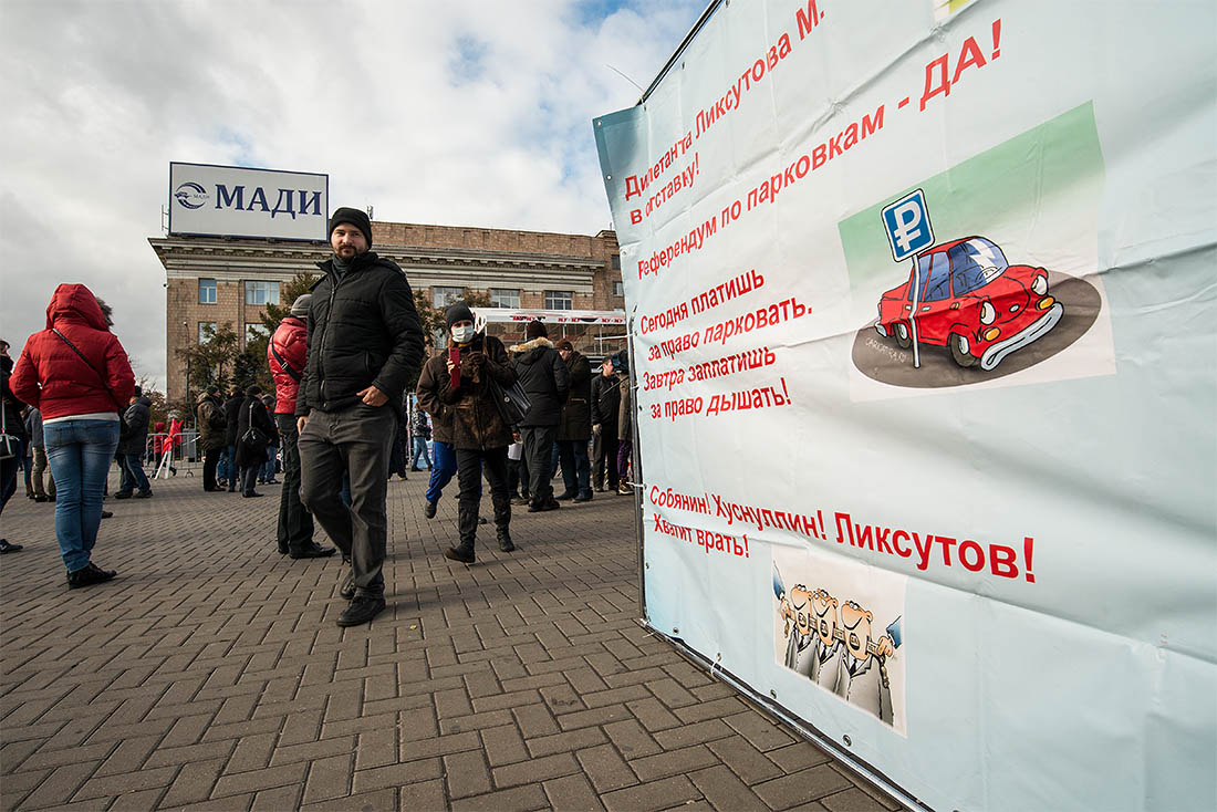 Для проведения митинга был огорожен кусок площади перед памятником Эрнсту Тельману. Несмотря на небольшой размер площадки, тесно там не было.