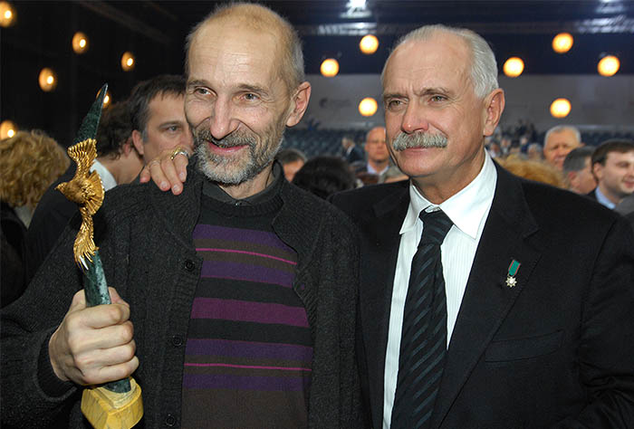 2007 год. Лауреат премии "Золотой орел" Петр Мамонов (лучшая мужская роль) и режиссер Никита Михалков на церемонии вручения премии на киностудии "Мосфильм".