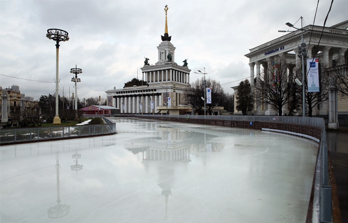 Растаявший каток на территории ВДНХ в Москве