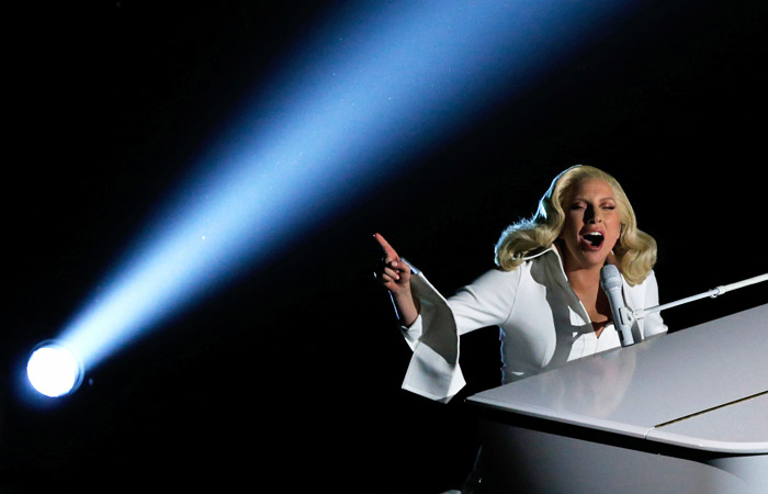 Певица Гага исполняет композицию Til It Happens To You из документального фильма "Зона охоты", посвященного проблеме сексуального насилия в американских вузах
