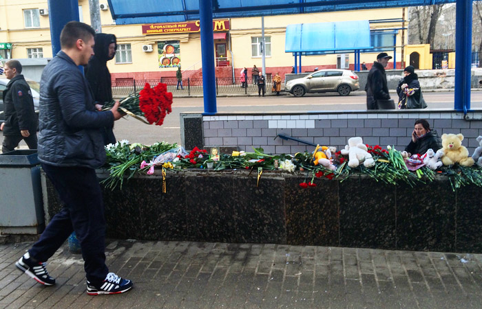 Москвичи несут цветы к станции метро "Октябрьское поле"