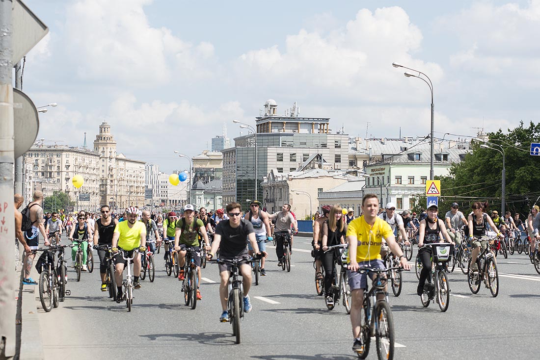 Более трех десятков тысяч горожан участвуют в Москве в велопараде, общее количество участников может составить порядка 50 тысяч человек, сообщил руководитель департамента транспорта и развития дорожно-транспортной инфраструктуры Максим Ликсутов.