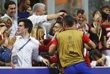Футболист "Атлетико" Янник Феррейра-Карраско (в центре) празднует забитый во втором тайме мяч со своей девушкой