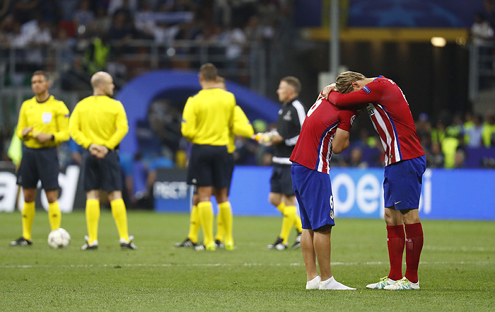 Игроки "Атлетико" Коке (слева) и Фернандо Торрес оплакивают поражение