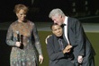 Супруга Мохаммеда Али Лонни, Мохаммед Али и бывший президент США Билл Клинтон на церемонии чествования легендарного боксера в Луисвилле в 2005 году.