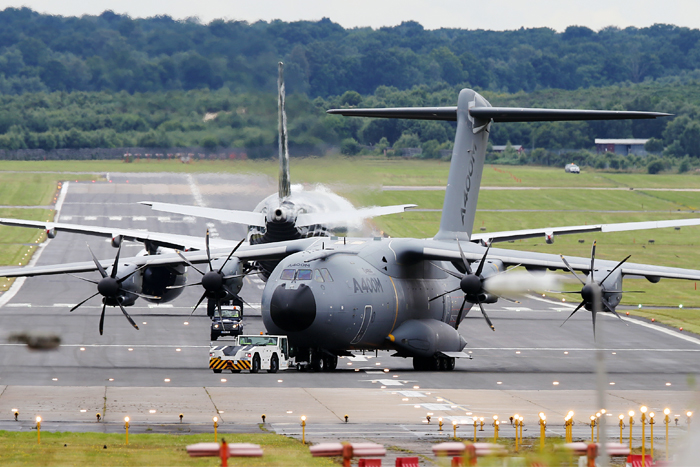 Четырехмоторный турбовинтовой военно-транспортный самолет Airbus A400M