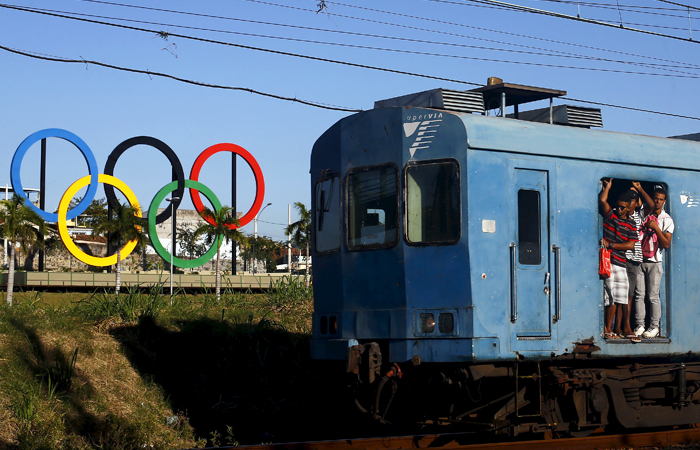 В парке Мадурейра в Рио-де-Жанейро установлены Олимпийские кольца весом в четыре тонны. Эта эмблема украшала мост через реку Тайн на Олимпиаде-2012 в Лондоне.
