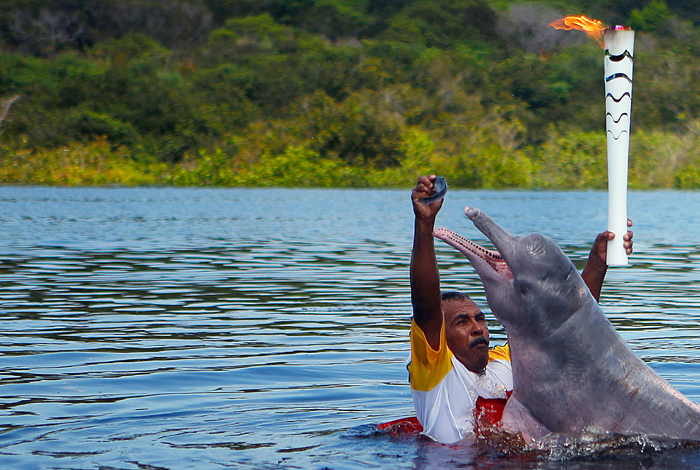 Дельфин стал одним из участников эстафеты олимпийского огня в городе Ирандуба, штат Амазонас