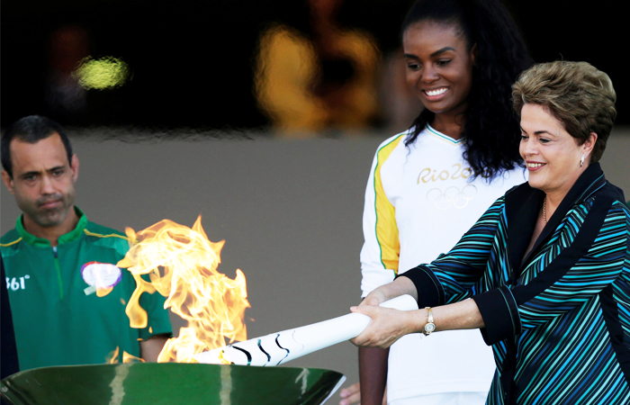 Волейболистка Фабиана Клаудино открыла эстафету олимпийского огня в Бразилии. Двукратная олимпийская чемпионка получила факел из рук президента Бразилии Дилмы Руссефф.
