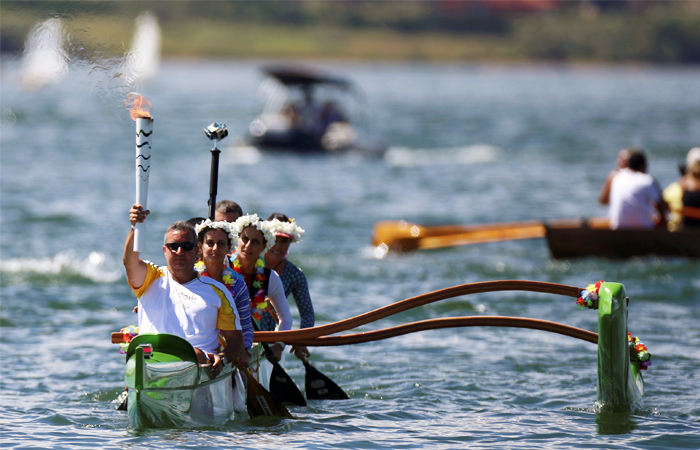 Олимпийский символ в каноэ на озере Параноа в Бразилиа