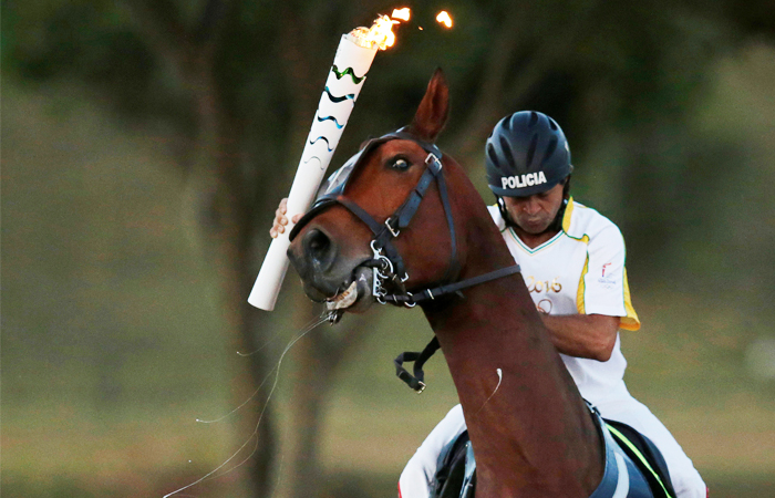 Участник этапа эстафеты в столице Бразилии провез факел верхом на лошади