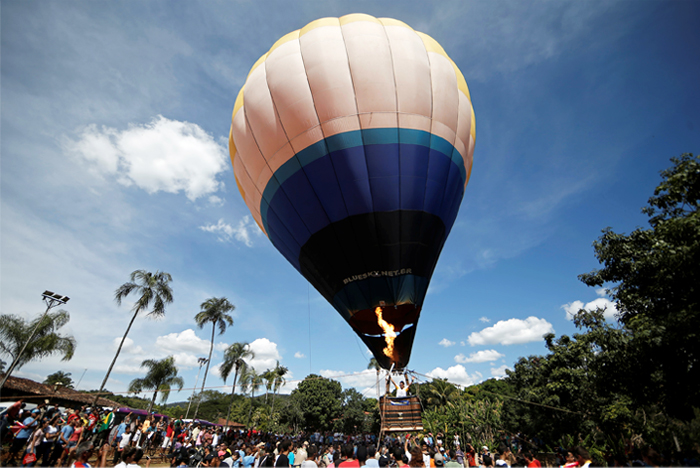 Факелоносец на воздушном шаре в бразильском штате Гояс
