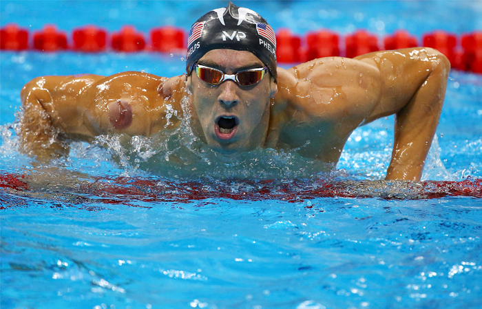 Американец Майкл Фелпс в составе эстафетной четверки завоевал золото в плавании на дистанции 4х100 м вольным стилем и таким образом стал 19-кратным чемпионом Олимпийских игр. Россияне, которых освистали зрители, заняли лишь четвертое место.