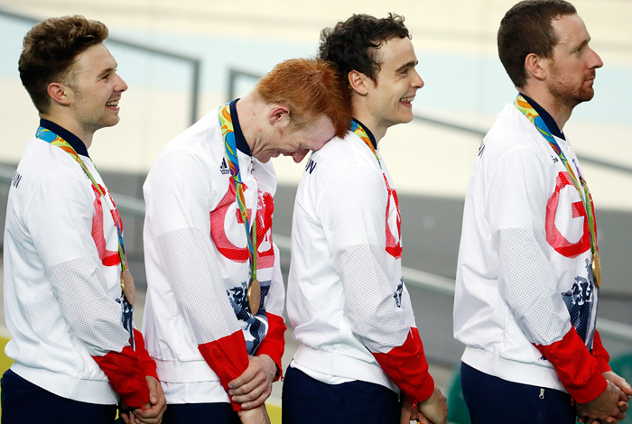Спортсмены из Великобритании одержали победу в командной гонке преследования по велоспорту на треке с рекордом 3:50.265