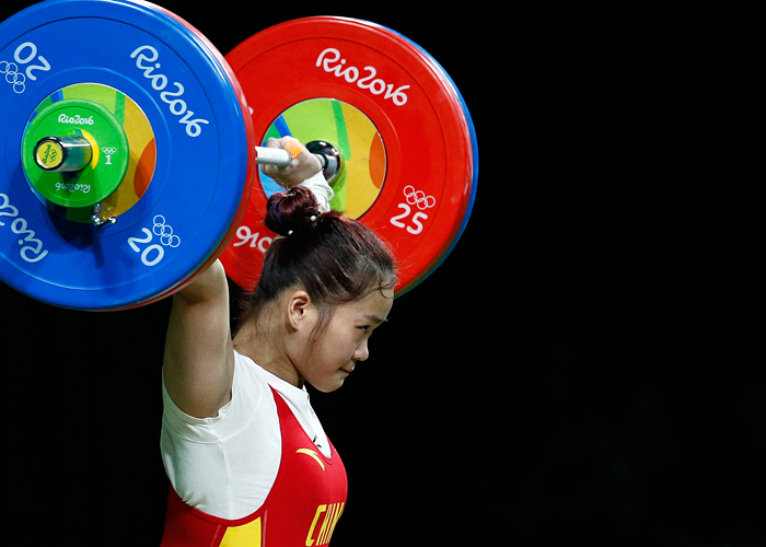 Китайская тяжелоатлетка Дэн Вэй (весовая категория - до 63 кг) улучшила свой предыдущий рекорд в толчке до 147 кг и установила новый мировой рекорд по сумме упражнений - 262 кг