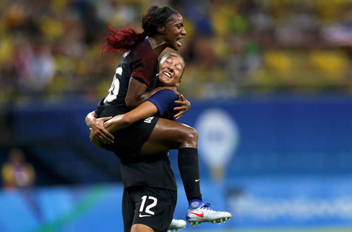 Игроки женской футбольной сборной США Кристен Пресс и Кристал Данн радуются забитому голу в третьем туре группового этапа олимпийского турнира против сборной Колумбии