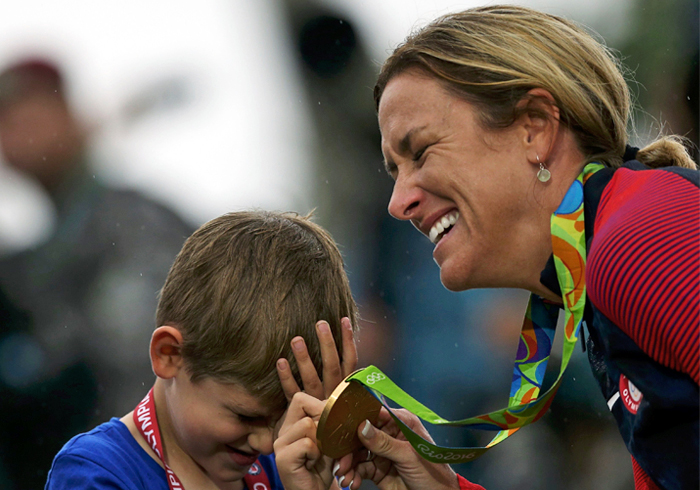 Американская велогонщица Кристин Армстронг, завоевавшая золотую медаль в индивидуальной гонке с раздельным стартом, с сыном Лукасом на церемонии награждения