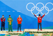 Сингапурец Джозеф Скулинг отобрал пятое золото у американского пловца Майкла Фелпса на дистанции 100 м баттерфляем. Спортсмены впервые встретились еще в 2008 году, когда будущему чемпиону было всего 13 лет и он просил своего кумира о совместной фотографии. Скулинг установил новый олимпийский рекорд и принес первое золото своей стране за всю историю Сингапура. Второе место впервые в истории Олимпийских игр поделили сразу три спортсмена: Майкл Фелпс, южноафриканец Чад ле Кло и Ласло Чех из Венгрии.
