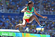 Во время трехкилометрового забега с препятствиями эфиопская спортсменка Этенеш Диро вынуждена была пробежать половину дистанции в одном кроссовке. Во время преодоления одного из препятствий у Диро слетала шиповка. Бегунья, после нескольких попыток одеть обувь обратно, выбросила ботинок и продолжила забег. К финишу одна из главных фавориток забега пришла седьмой. Финишировав, спортсменка не смогла сдержать слез. Специальным решением судей Диро все же допустили в финал.