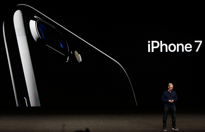 Презентацию по традиции провел генеральный директор компании Apple Тим Кук. Основные отличия новинки iPhone 7 от предыдущих версий смартфона - отсутствие 3,5-мм разъема для наушников и водонепроницаемость. Основная версия аппарата получила 12-мегапиксельную камеру увеличенного размера, а версия iPhone 7 Plus – двойную камеру. Камера имеет оптическую стабилизацию и оптический зум.
