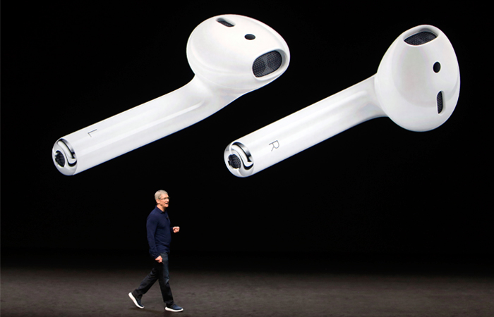 Apple также представила беспроводные наушники AirPods, которые смогут работать без подзарядки не более 5 часов. Наушники можно будет купить отдельно за $159.