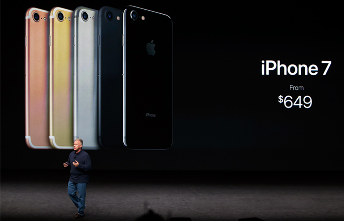 4,7-дюймовый iPhone 7 и 5,5-дюймовый iPhone 7 Plus по размерам практически не отличаются от предшественников. К стандартным цветам (серебро, золото и розовое золото) добавились Black и Jet Black - черный и черный глянцевый. Минимальная цена седьмой модели iPhone составит $649, в России телефоны будут доступны по цене от 56 990 руб.