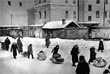Эвакуируемые из Ленинграда везут вещи на Финляндский вокзал. 1942 год.
